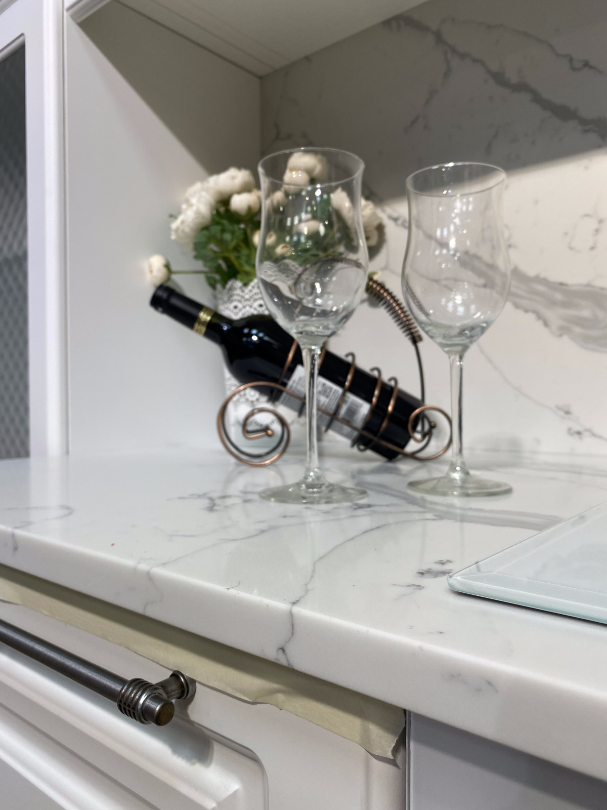 Столешница и фартук под мрамор для светлой кухни