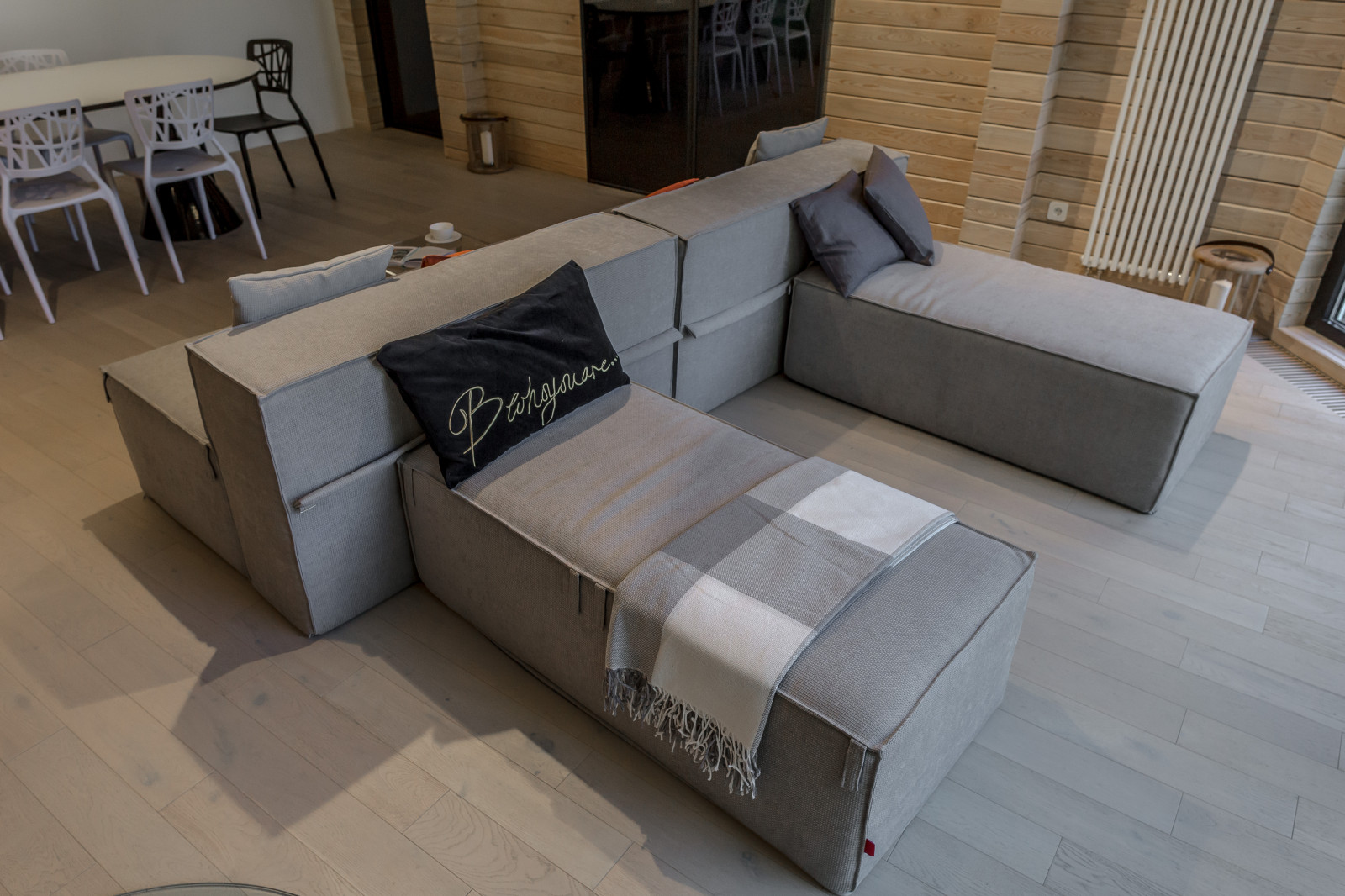 Гостиная с камином и березами