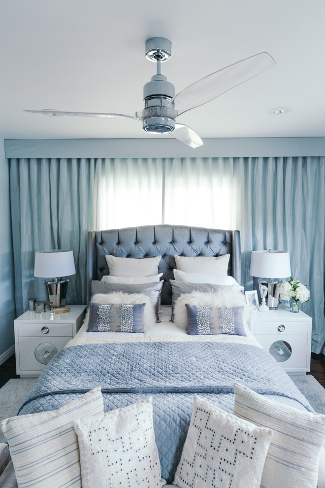 Idee per una piccola camera matrimoniale chic con pareti blu e pavimento in legno massello medio