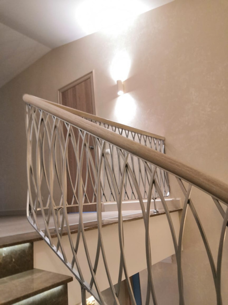 Бетонная лестница с авторским кованным радиусным ограждением