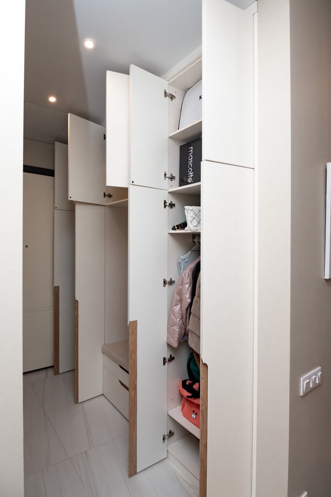 Гардероб и шкаф в прихожую в минималистичном стиле