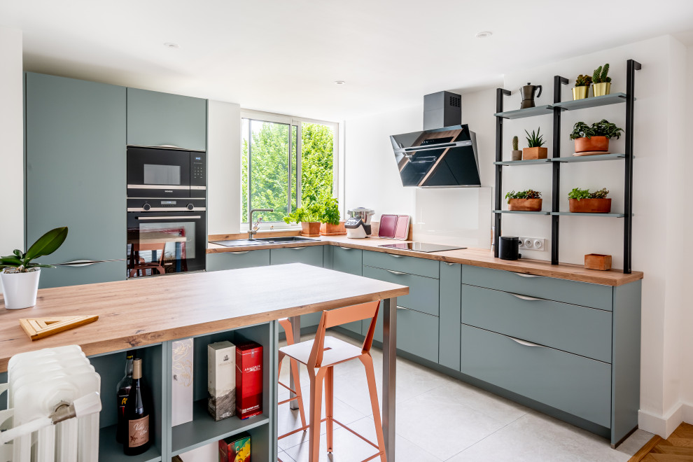 Photo of a medium sized contemporary l-shaped open plan kitchen in Nantes with a single-bowl sink, blue cabinets, laminate countertops and an island.