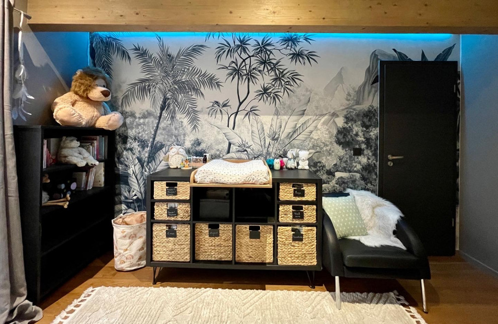 На фото: комната для малыша среднего размера в морском стиле с бежевыми стенами, темным паркетным полом, коричневым полом, деревянным потолком и обоями на стенах для девочки с