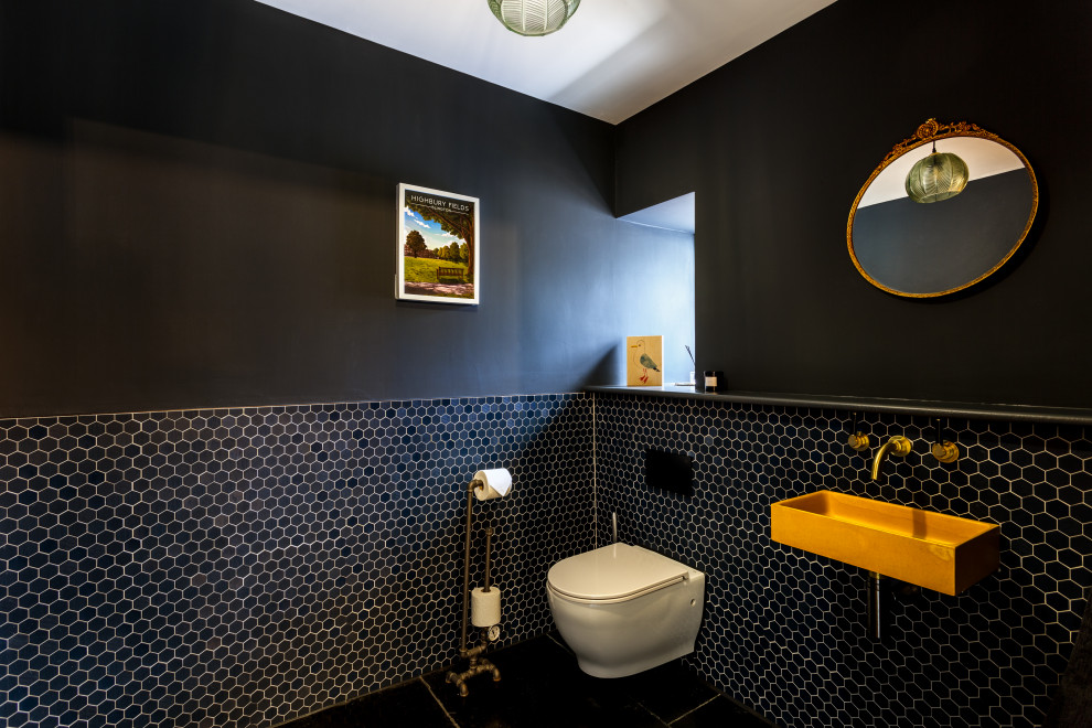 Свежая идея для дизайна: детская ванная комната среднего размера: освещение в классическом стиле с желтыми фасадами, унитазом-моноблоком, черной плиткой, керамической плиткой, черными стенами, полом из керамогранита, столешницей из дерева, черным полом, черной столешницей, тумбой под одну раковину и подвесной тумбой - отличное фото интерьера