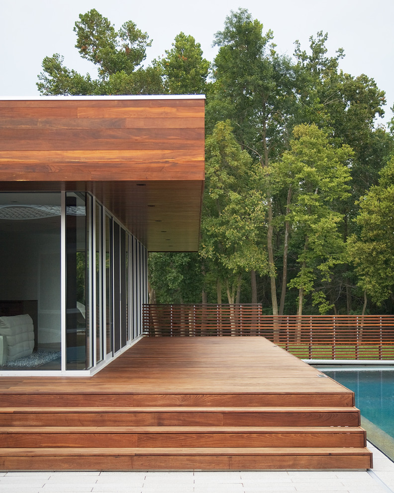 Inspiration for a modern deck in Kansas City with a roof extension.