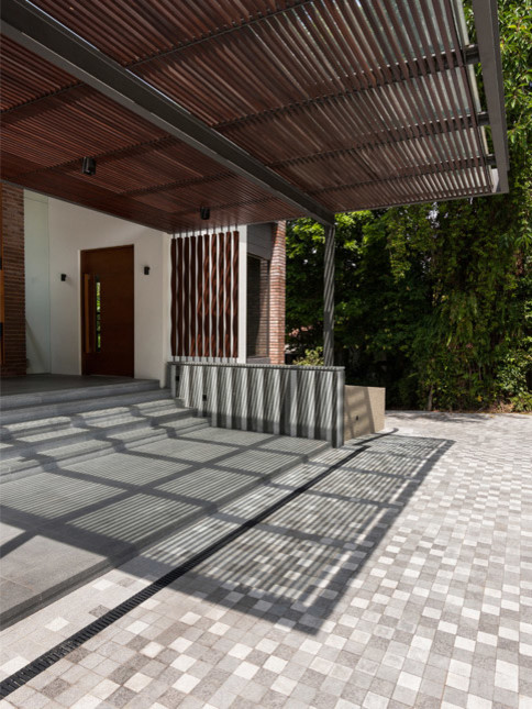 This is an example of a contemporary entryway in Singapore.