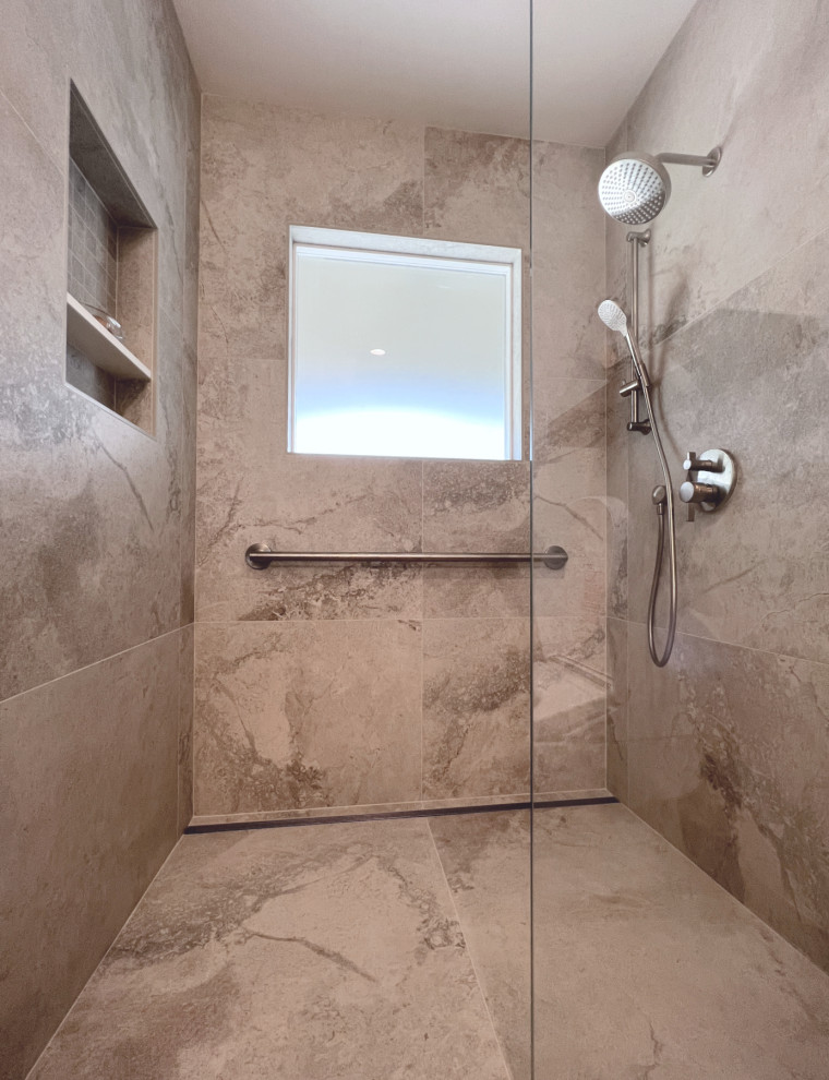 Foto på ett litet vintage vit en-suite badrum, med skåp i shakerstil, skåp i mellenmörkt trä, en kantlös dusch, en bidé, grå kakel, porslinskakel, vita väggar, klinkergolv i porslin, ett undermonterad handfat, bänkskiva i kvarts, grått golv och med dusch som är öppen