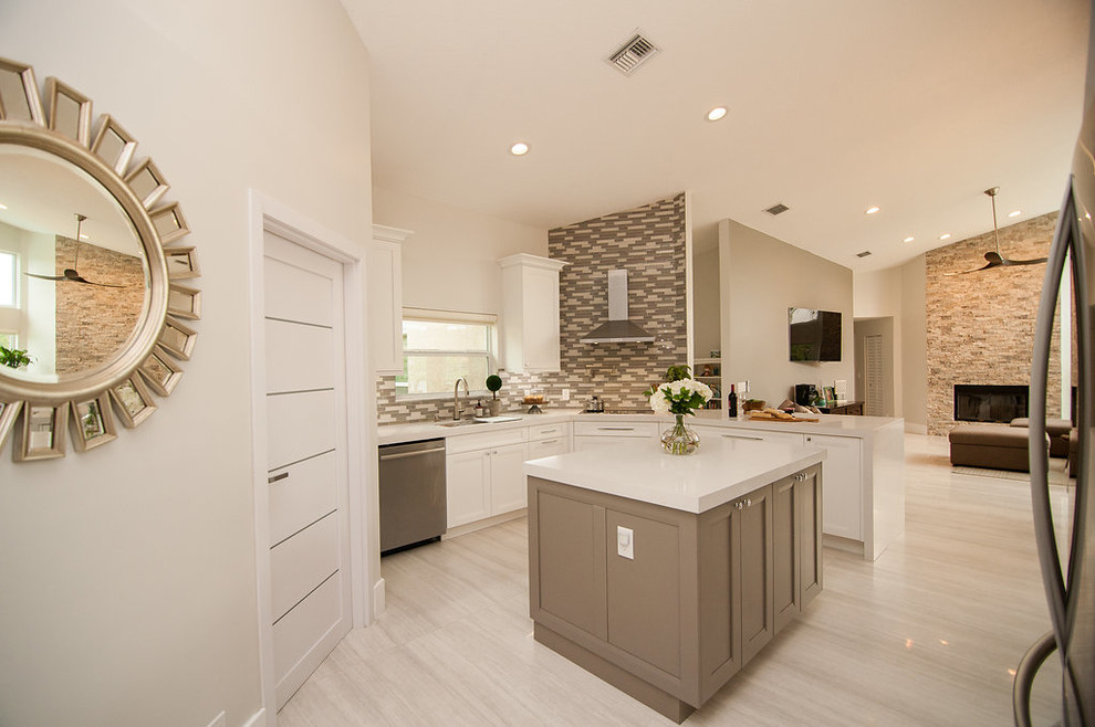 Mid-sized transitional u-shaped eat-in kitchen in Miami with an undermount sink, shaker cabinets, white cabinets, quartz benchtops, grey splashback, glass tile splashback, stainless steel appliances, porcelain floors, with island, white floor and white benchtop.
