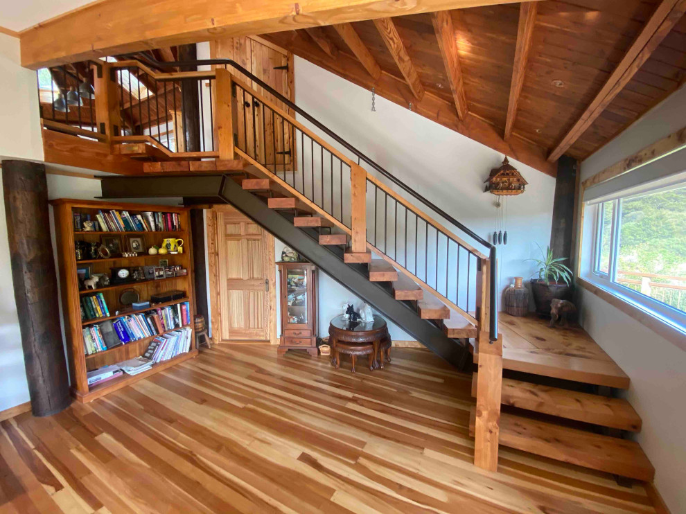 Стильный дизайн: угловая лестница среднего размера в классическом стиле с деревянными ступенями и металлическими перилами без подступенок - последний тренд