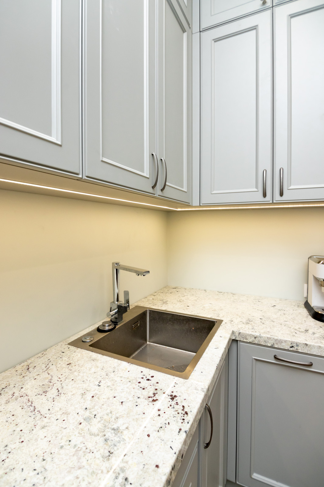 Светло-серая кухня в классическом стиле