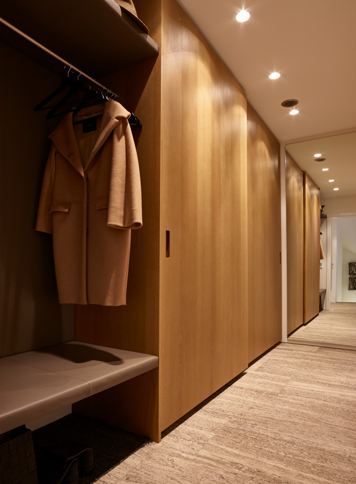 На фото: огромный коридор в современном стиле с белыми стенами, мраморным полом, коричневым полом и многоуровневым потолком