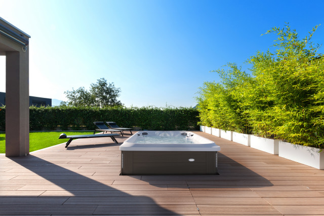 Jacuzzi&reg; J-16 PowerActive&trade; contemporary-deck