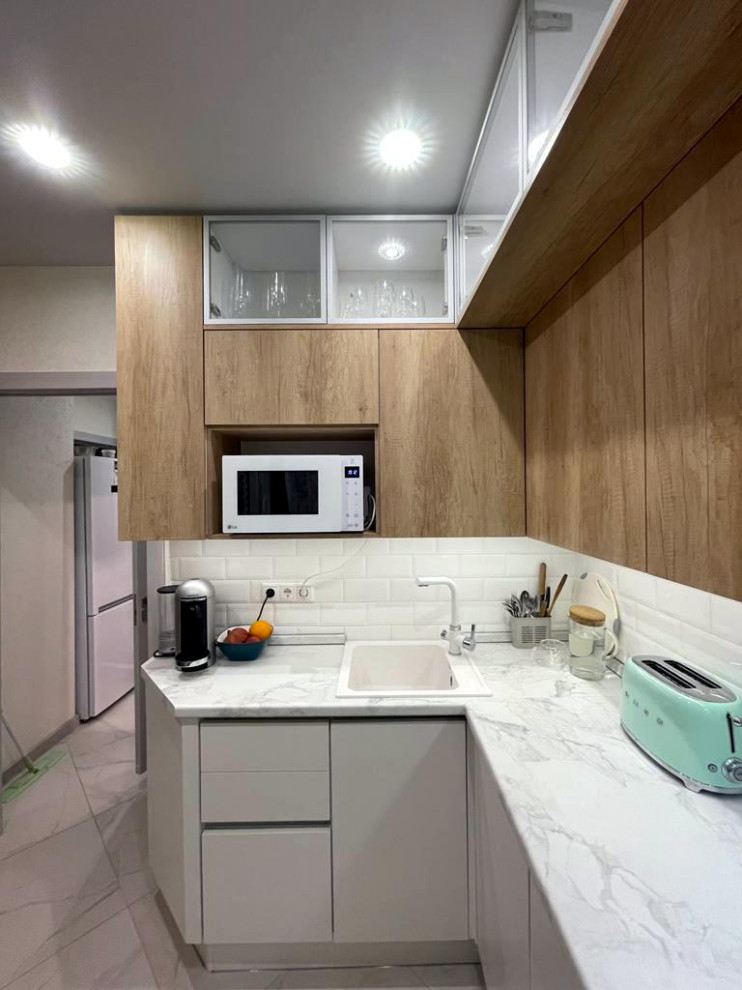 This is an example of a mid-sized contemporary kitchen in Moscow.