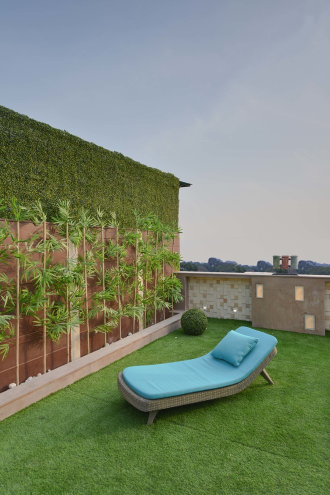 Inspiration for a mid-sized contemporary rooftop partial sun garden in Delhi.