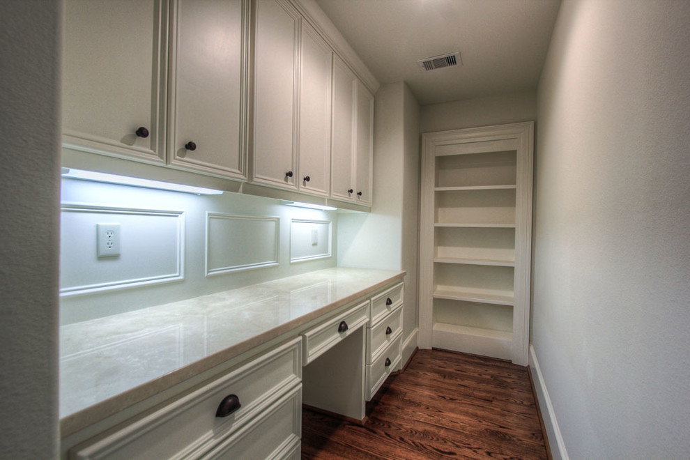 Example of a transitional home design design in Houston