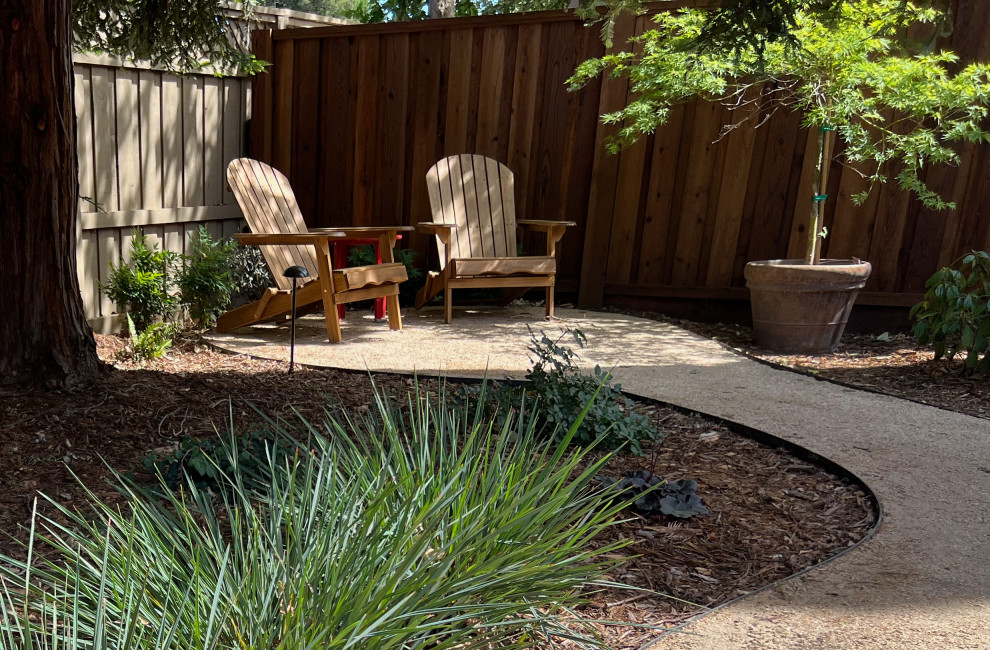 Design ideas for a traditional backyard partial sun garden in Sacramento with with privacy feature and decomposed granite.