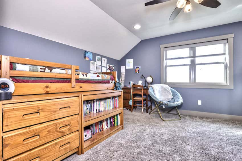 Landhaus Gästezimmer mit lila Wandfarbe, Teppichboden, grauem Boden und gewölbter Decke in Sonstige