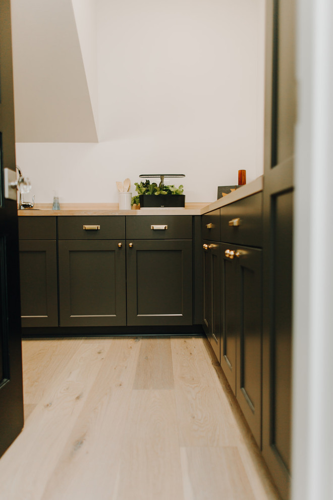 Example of a transitional home design design in Seattle