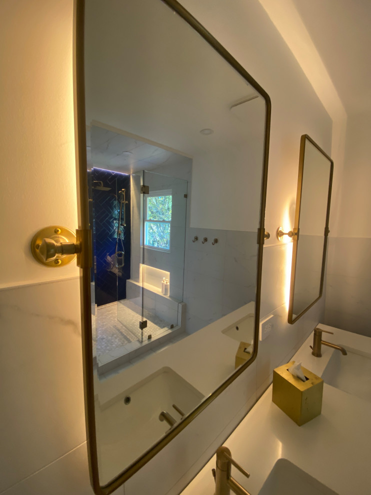 Свежая идея для дизайна: главная ванная комната среднего размера в стиле модернизм с синими фасадами, тумбой под две раковины и напольной тумбой - отличное фото интерьера