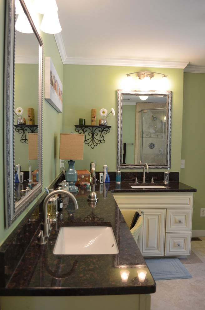Inspiration for a transitional home design remodel in Atlanta