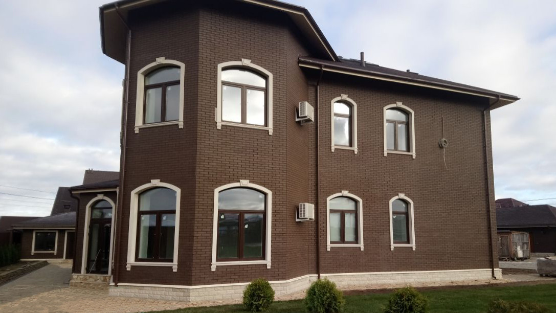 Облицовка окон и замковые камни из мрамора.