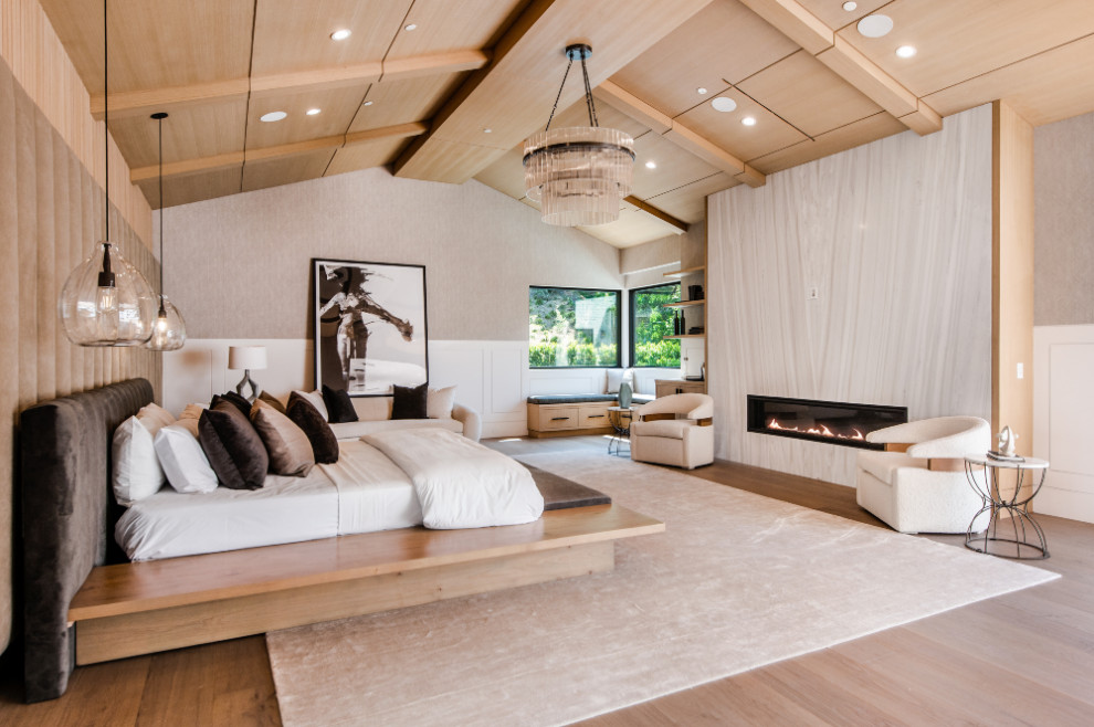 Modernes Schlafzimmer mit Gaskamin, Kaminumrandung aus Stein, Holzdielendecke und Holzdielenwänden in Los Angeles