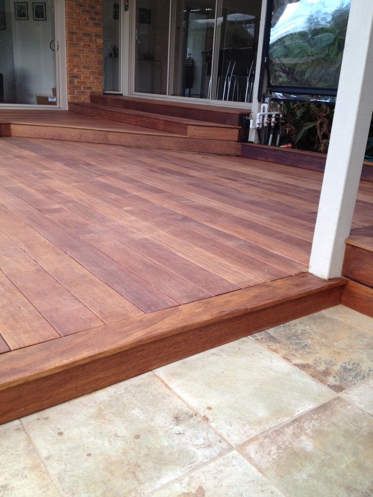 This is an example of a traditional deck in Melbourne.