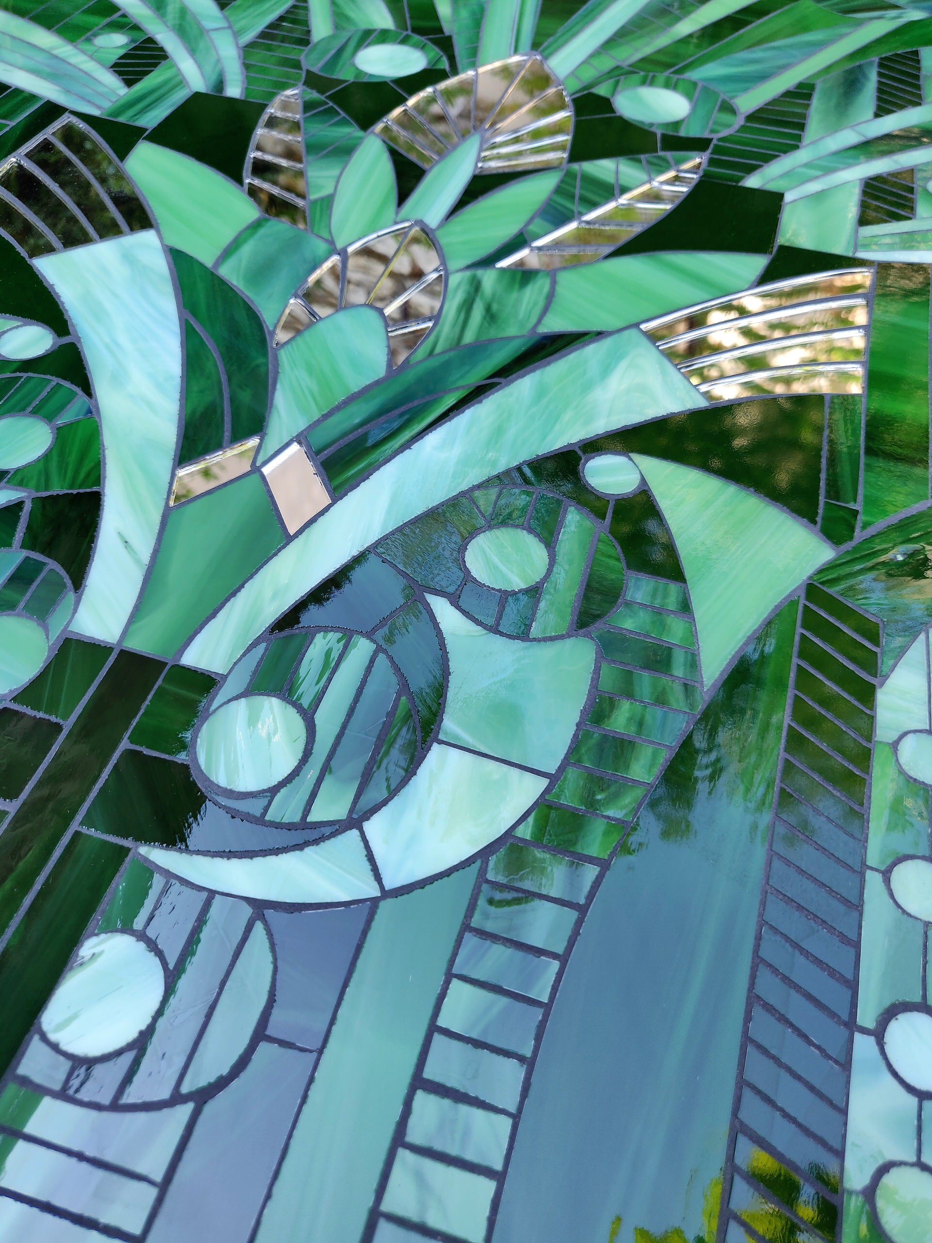 ミッドセンチュリースタイルのおしゃれなファミリールーム (白い床) の