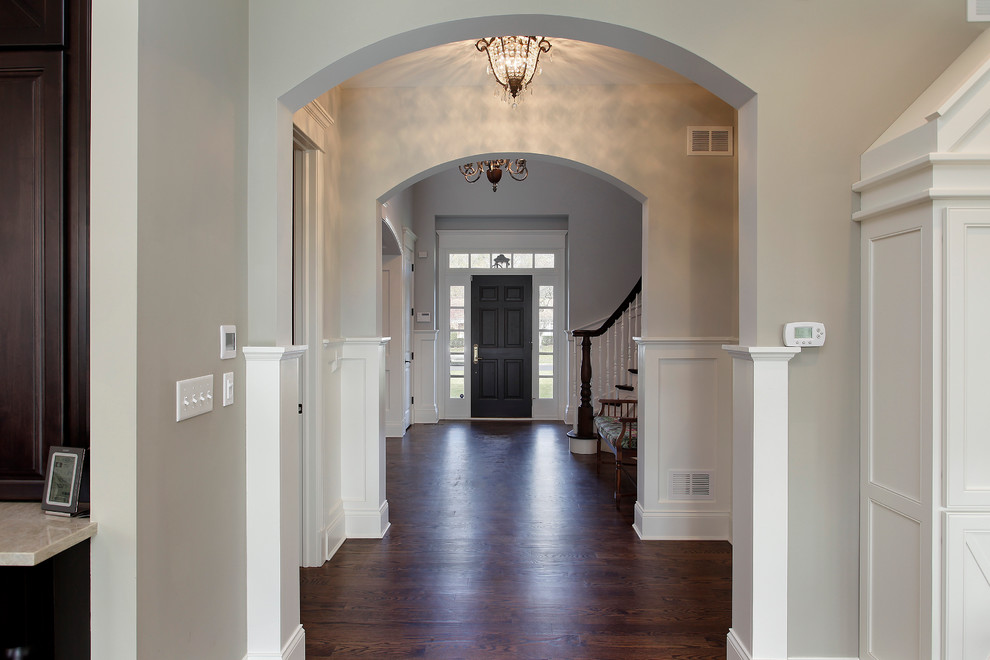 Design ideas for a traditional hallway in Chicago.