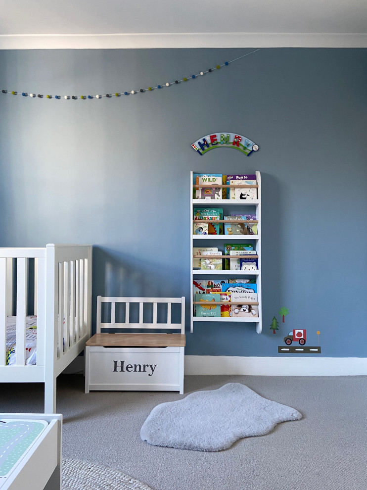 Réalisation d'une chambre d'enfant de 1 à 3 ans avec un mur bleu, moquette et un sol gris.