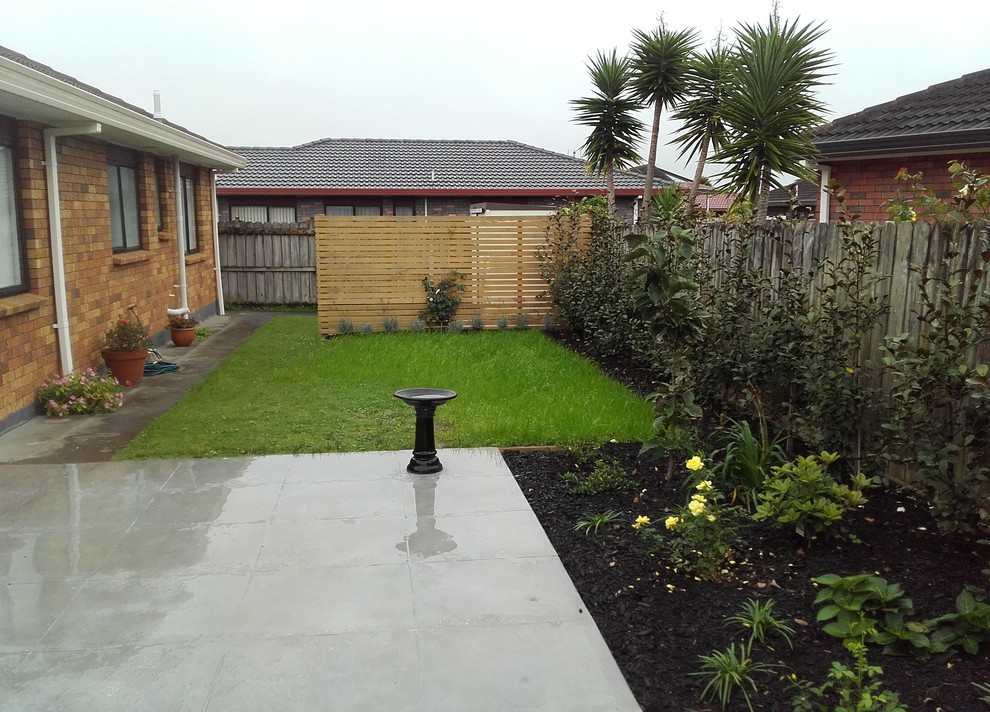 This is an example of a small traditional backyard full sun formal garden for summer in Auckland.