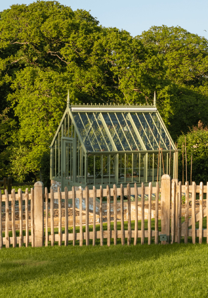 На фото: маленькая отдельно стоящая теплица в викторианском стиле для на участке и в саду с