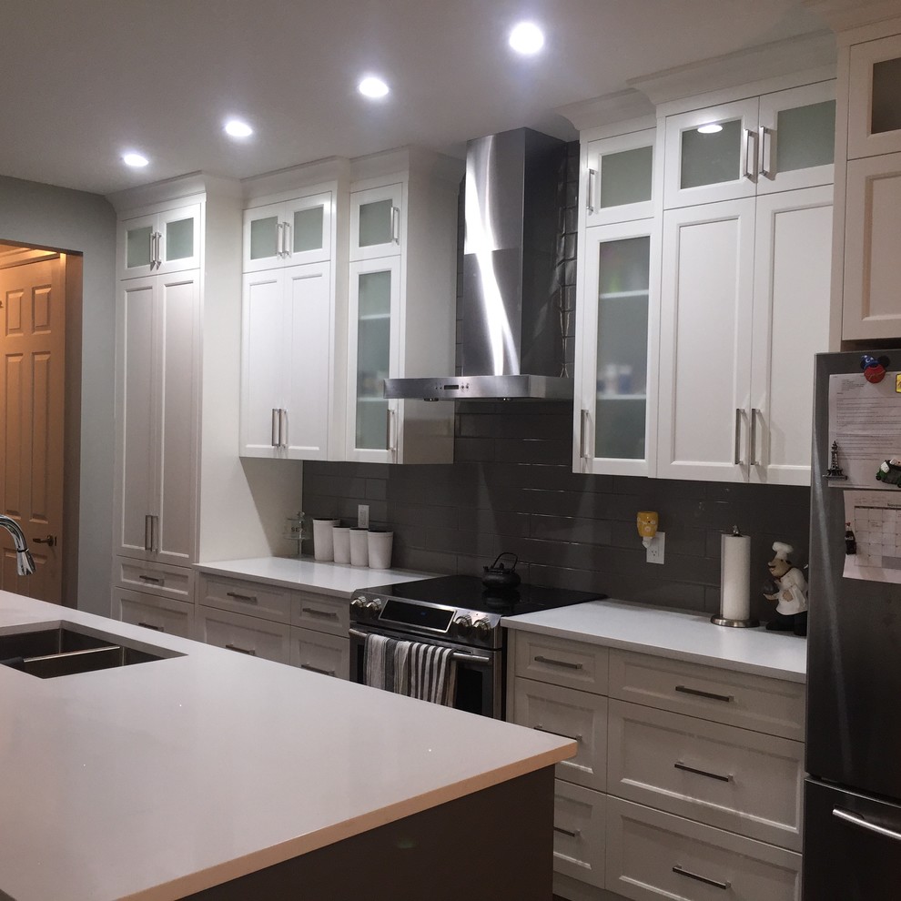 Example of a mid-sized single-wall dark wood floor eat-in kitchen design in Calgary with an undermount sink, shaker cabinets, white cabinets, quartzite countertops, gray backsplash, subway tile backsplash, stainless steel appliances and an island