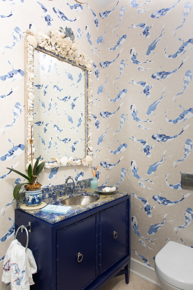 Foto de cuarto de baño único y de pie ecléctico pequeño con armarios tipo mueble, puertas de armario azules, aseo y ducha, lavabo bajoencimera, encimera de granito, encimeras azules y papel pintado