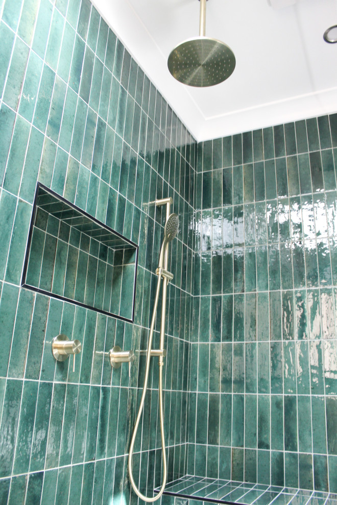 Inspiration för små moderna beige en-suite badrum, med släta luckor, skåp i ljust trä, en öppen dusch, en toalettstol med hel cisternkåpa, grön kakel, stickkakel, grå väggar, klinkergolv i porslin, ett fristående handfat, träbänkskiva, vitt golv och med dusch som är öppen