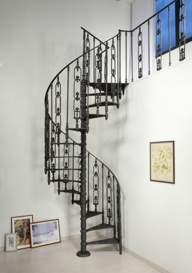 Свежая идея для дизайна: винтовая лестница в классическом стиле с металлическими ступенями без подступенок - отличное фото интерьера