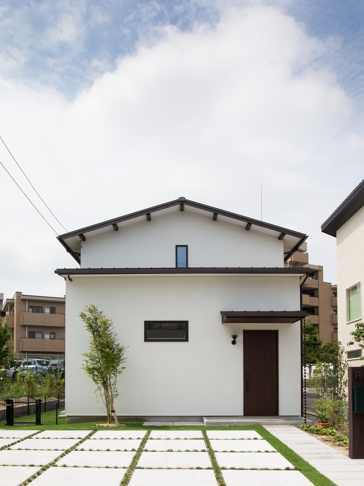 Design ideas for a modern white exterior in Nagoya with a gable roof.