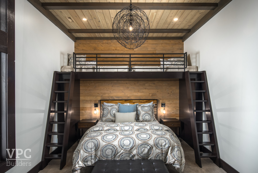 シャーロットにある中くらいなコンテンポラリースタイルのおしゃれなロフト寝室 (白い壁、カーペット敷き、ベージュの床、板張り天井) のレイアウト