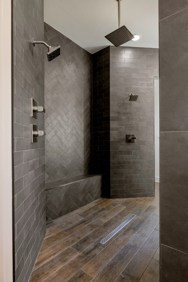 Свежая идея для дизайна: ванная комната в современном стиле с душем в нише, коричневой плиткой и полом из плитки под дерево - отличное фото интерьера