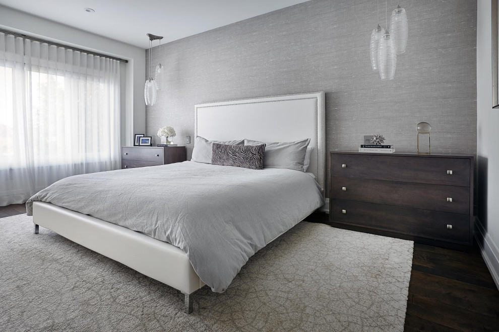 Mittelgroßes Modernes Hauptschlafzimmer mit beiger Wandfarbe, dunklem Holzboden, braunem Boden und Tapetenwänden in Toronto