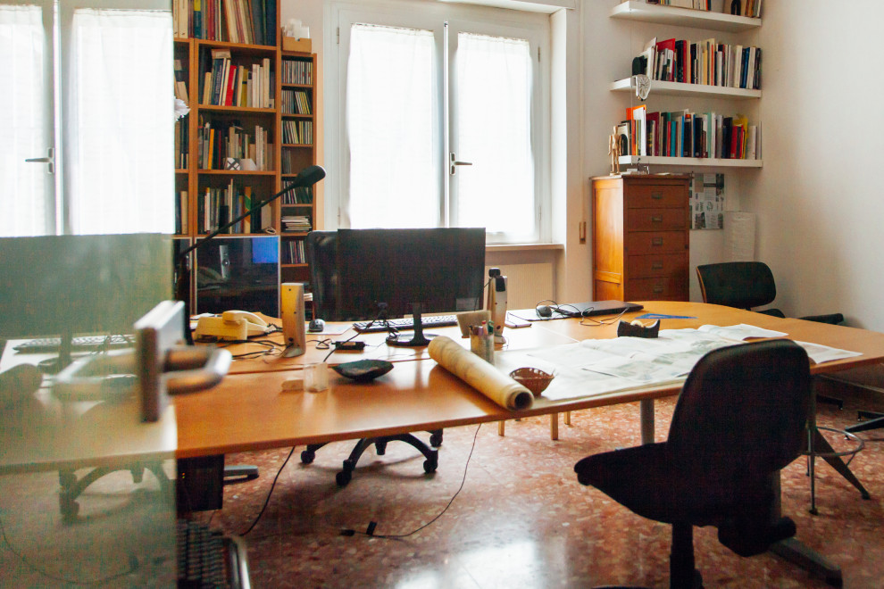 This is an example of a home office in Rome.