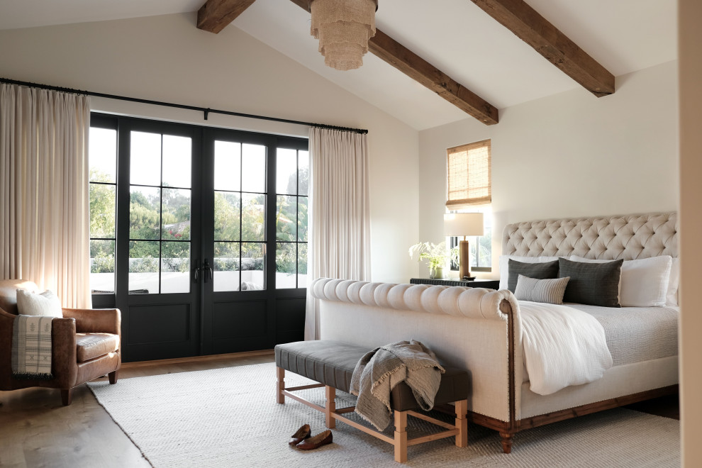Ejemplo de dormitorio abovedado clásico renovado con paredes beige, suelo marrón y vigas vistas