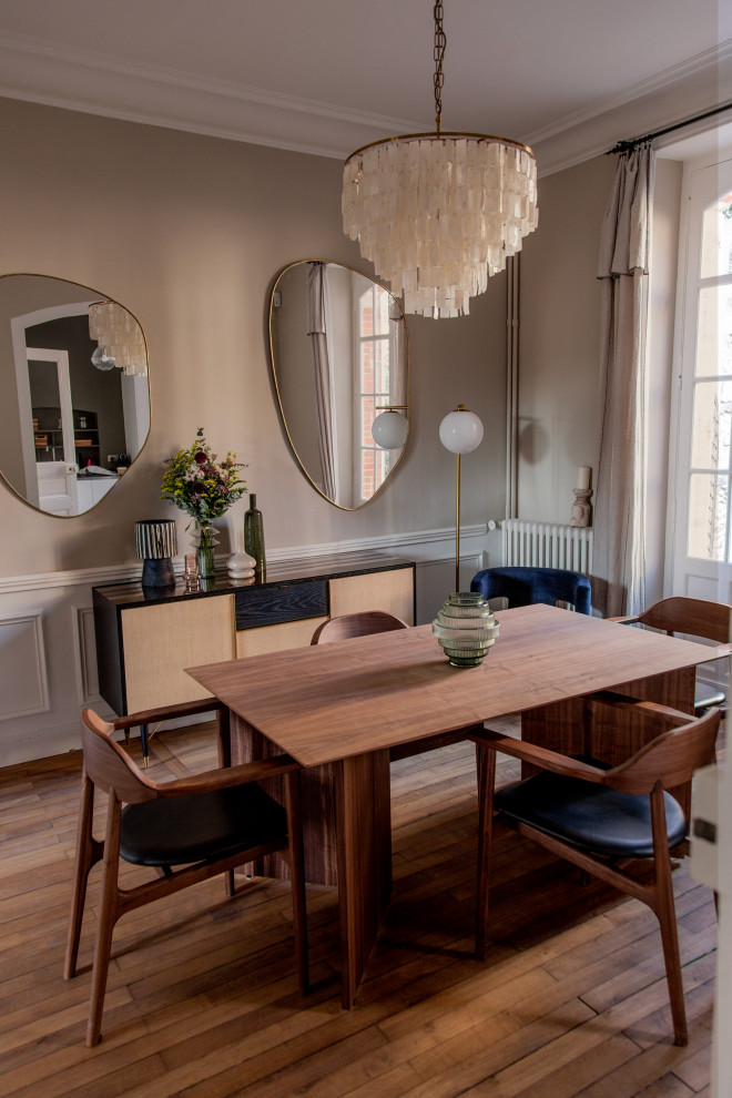 This is an example of a contemporary dining room in Nantes.