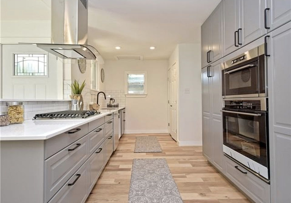 Example of a transitional kitchen design in Austin