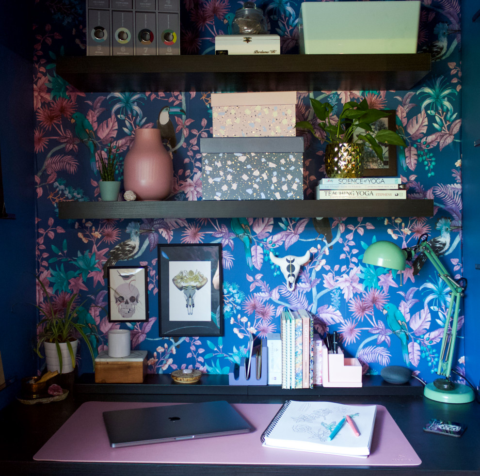 Exemple d'un bureau atelier exotique de taille moyenne avec un mur bleu, un sol en bois brun et un bureau indépendant.