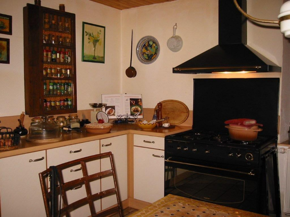 Rural u-shaped enclosed kitchen in Strasbourg with no island.