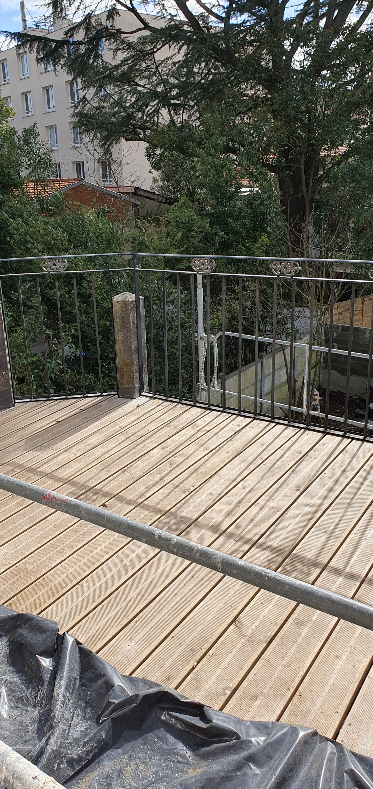 Installation d'un garde corps pour toit terrasse