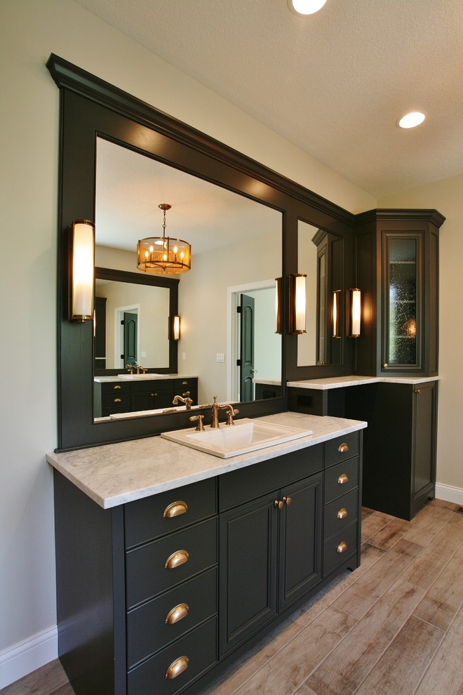 Example of a transitional bathroom design in Chicago