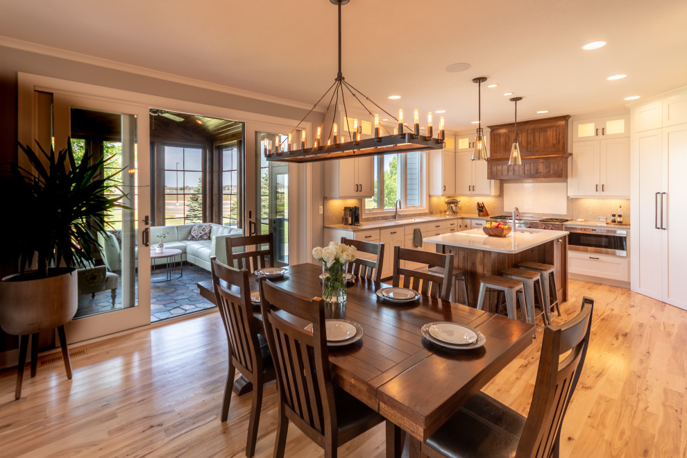 Dining room - rustic dining room idea