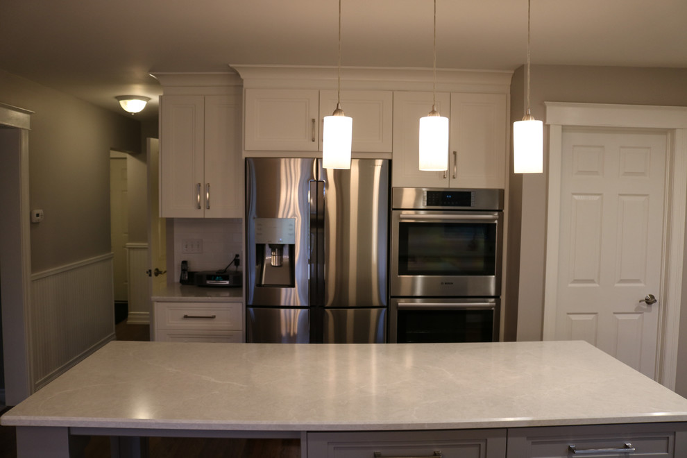 Example of a transitional kitchen design in Toronto
